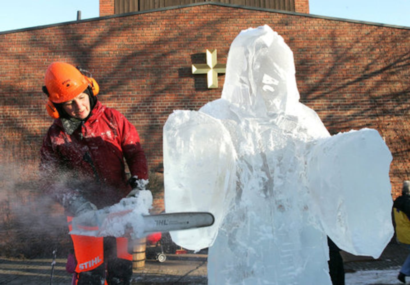 Artist creates ice statue of Jesus
