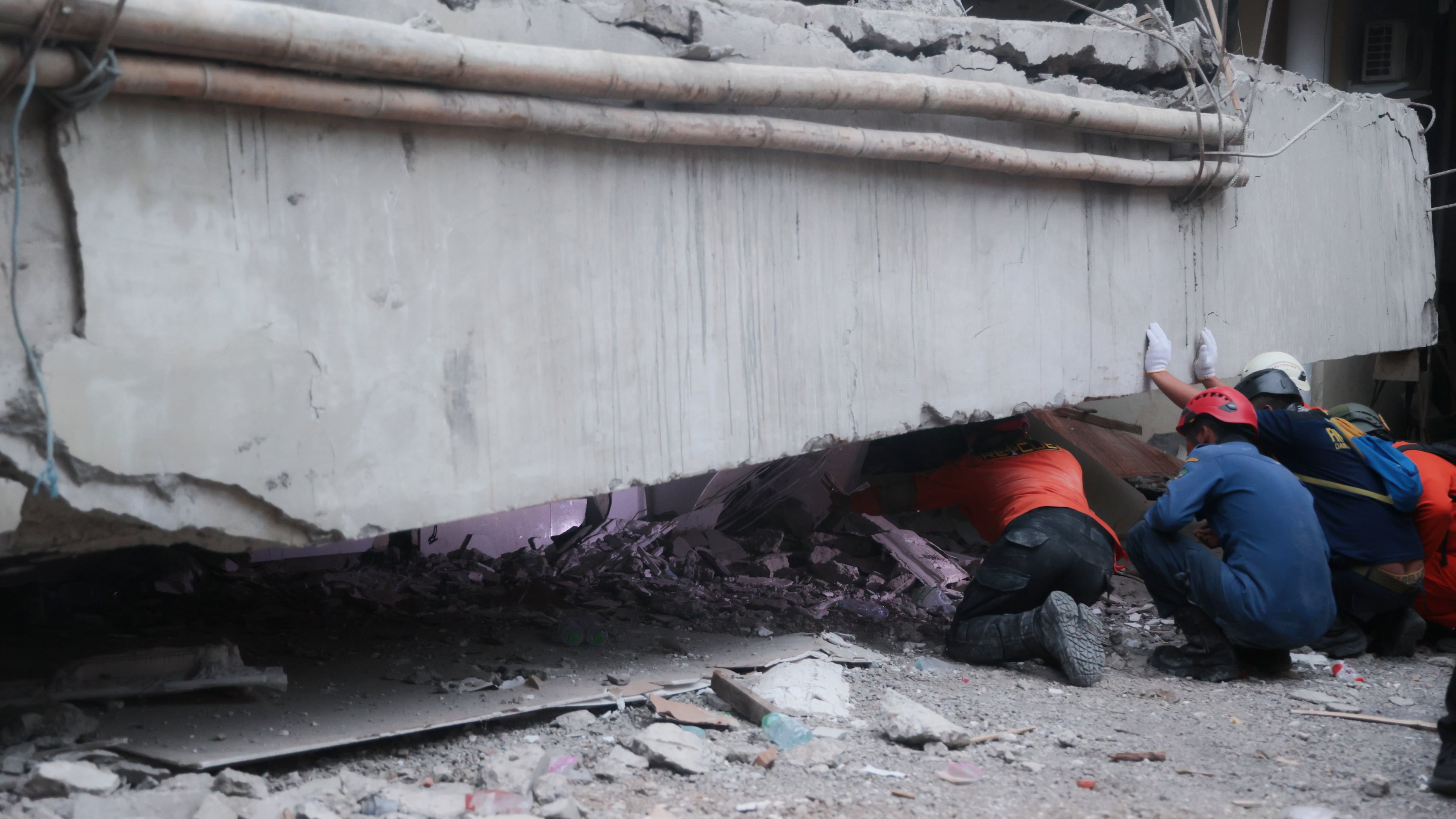 Rescuers search for victims at the site where a building under construction collapsed at an Islamic boarding school in Sidoarjo, East Java, Indonesia, Tuesday, Sept. 30, 2025. (AP Photo/Trisnadi)