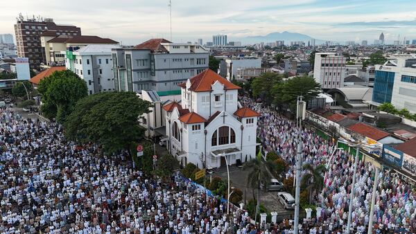 Muslims perform Eid al-Fitr prayer marking the end of the holy fasting month of Ramadan on a street in Jakarta, Indonesia, Monday, March 31, 2025. (AP Photo/Achmad Ibrahim)