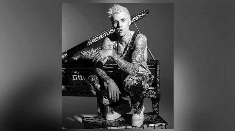 Justin Bieber will play a livestream concert on New Year's Eve.