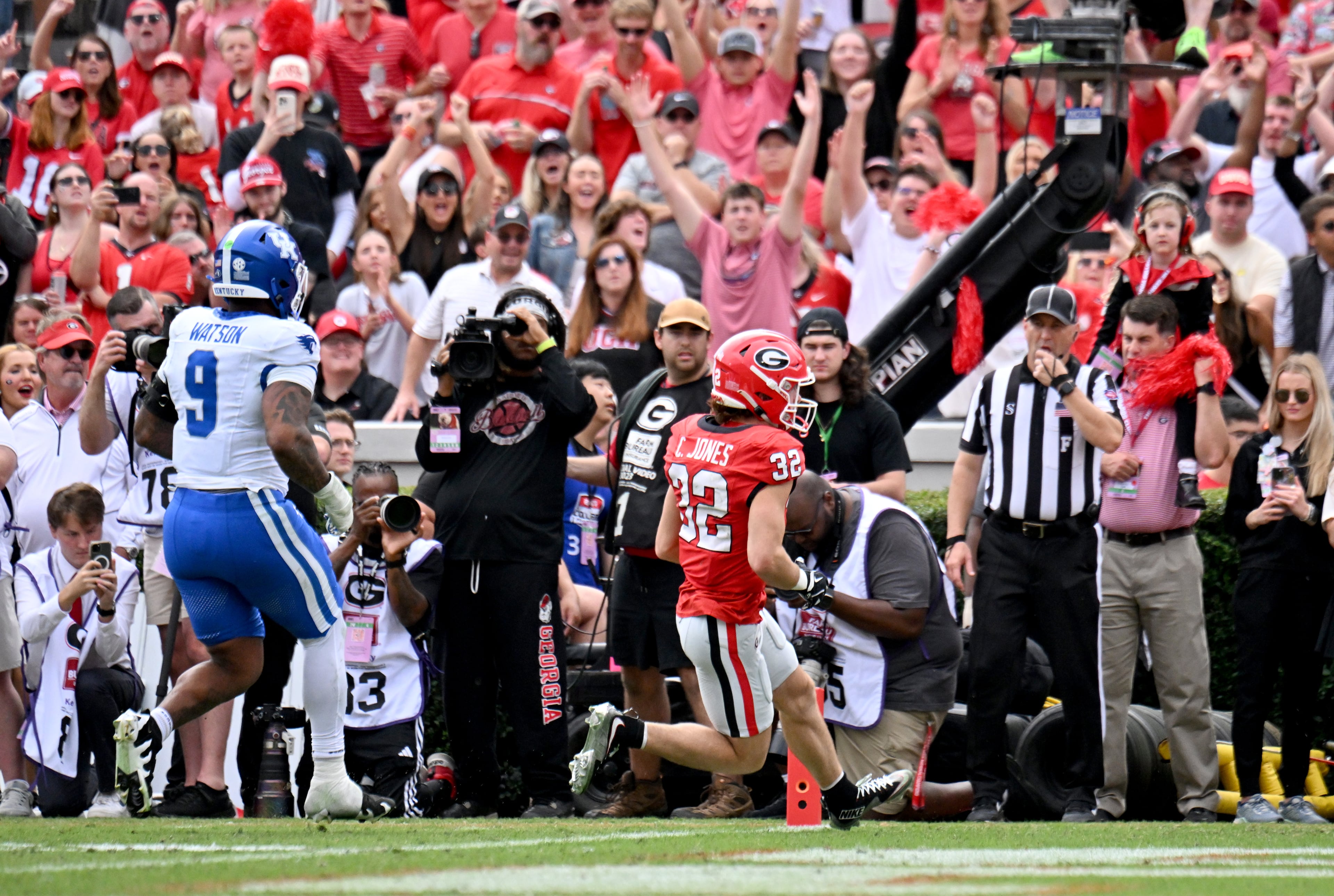 Georgia running back Cash Jones (32) scores a touchdown during the second half in a NCAA college football game at Sanford Stadium, Saturday, October 4, 2025, in Athens. Georgia won 35 -14 over Kentucky. (Hyosub Shin / AJC)