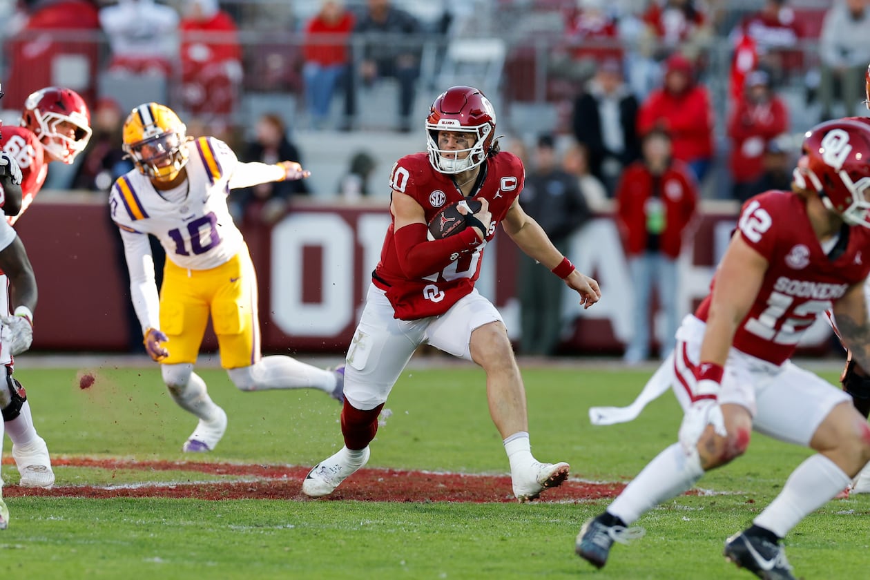 Oklahoma quarterback John Mateer (10) runs the ball against LSU during the first half of an NCAA college football game Saturday, Nov. 29, 2025, in Norman, Okla. (AP Photo/Alonzo Adams)