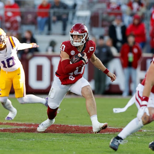 Oklahoma quarterback John Mateer (10) runs the ball against LSU during the first half of an NCAA college football game Saturday, Nov. 29, 2025, in Norman, Okla. (AP Photo/Alonzo Adams)