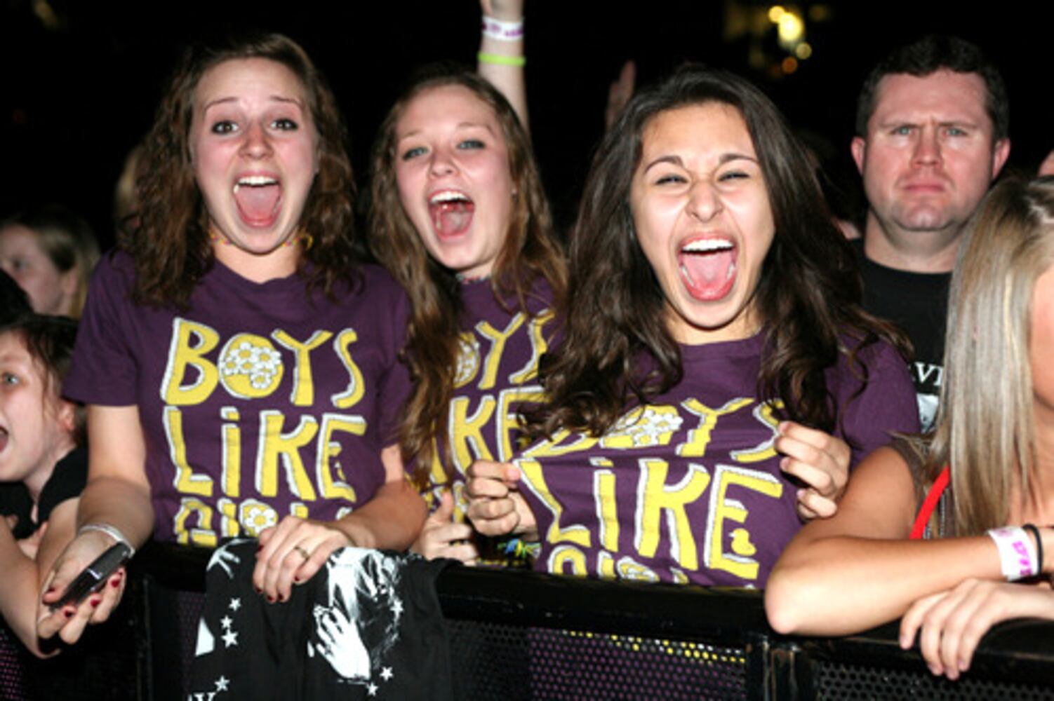 Avril Lavigne, Boys Like Girls play Philips