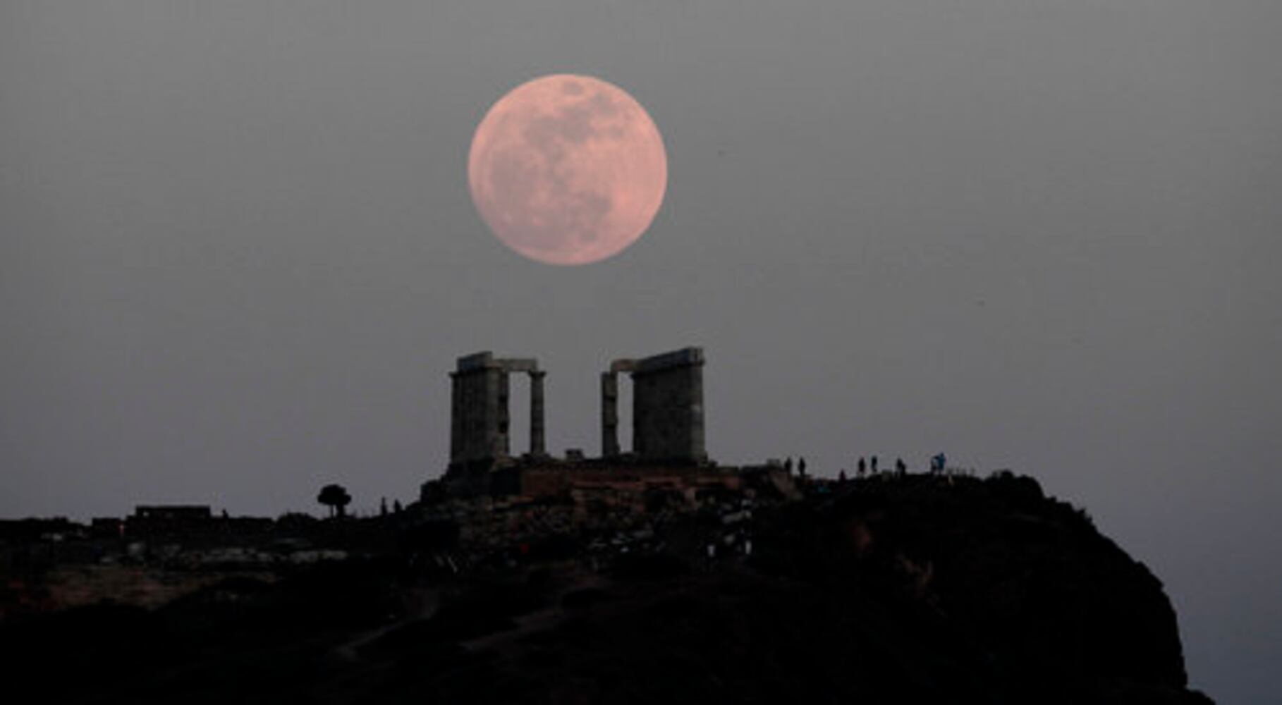 Super moon' glows bright through world
