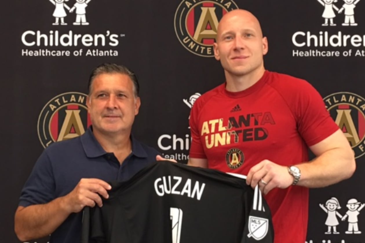 Atlanta United manager Gerardo Martino (left) and Brad Guzan in 2017. (Doug Roberson/AJC)