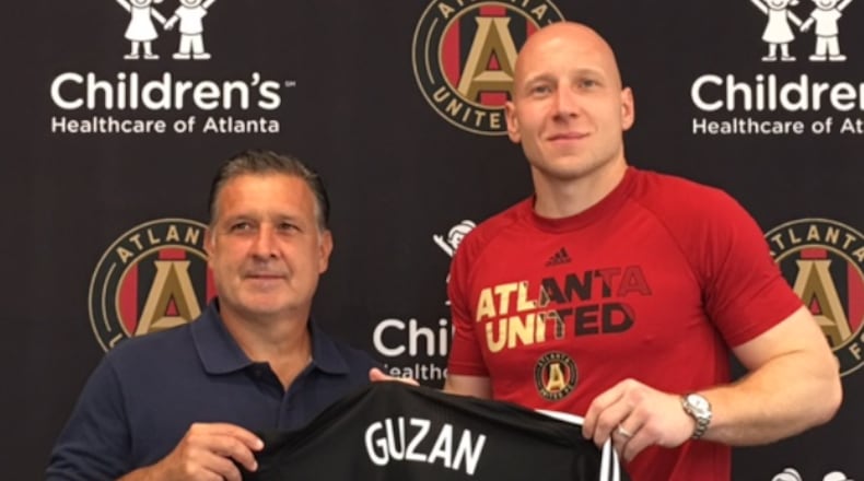 Atlanta United manager Gerardo Martino (left) and Brad Guzan in 2017. (Doug Roberson/AJC)