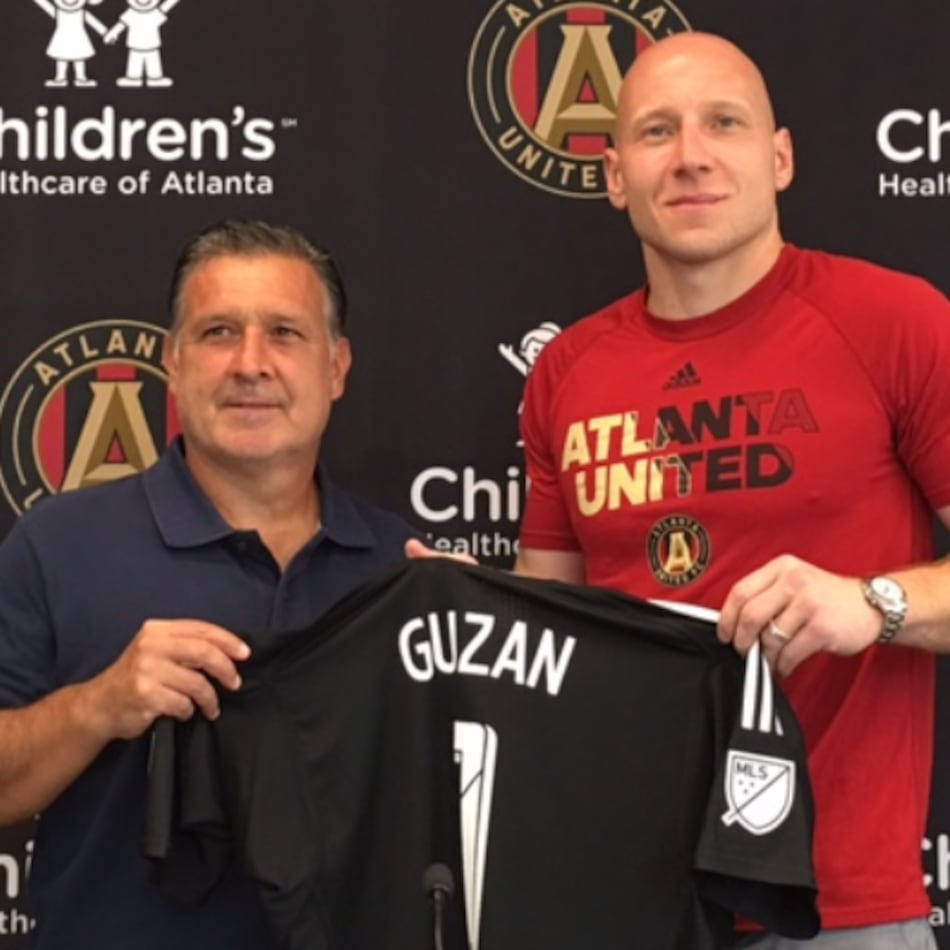 Atlanta United manager Gerardo Martino (left) and Brad Guzan in 2017. (Doug Roberson/AJC)