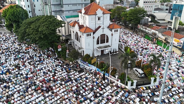 Muslims perform Eid al-Fitr prayer marking the end of the holy fasting month of Ramadan on a street in Jakarta, Indonesia, Monday, March 31, 2025. (AP Photo/Achmad Ibrahim)
