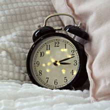 According to sleep experts, springing forward can actually be easier on kids than falling back. (Amanda Jones/Unsplash)