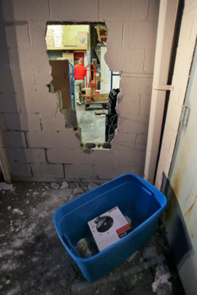 Thieves bust into Family Dollar store