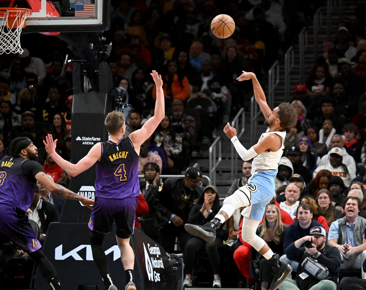 Hawks-Lakers photo