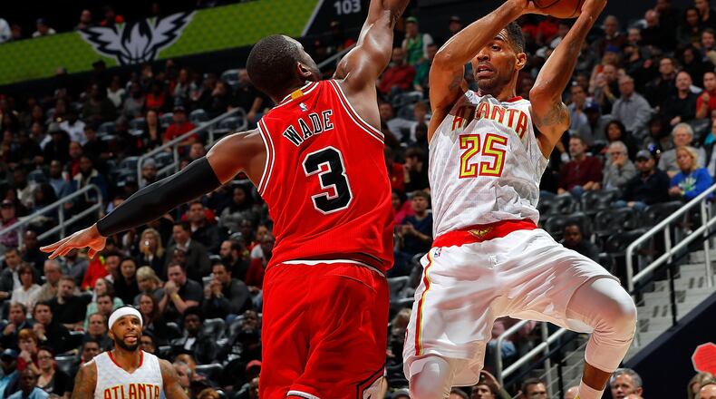 Dwyane Wade of the Chicago Bulls defends against Thabo Sefolosha of the Atlanta Hawksat Philips Arena on November 9, 2016 in Atlanta, Georgia. (Photo by Kevin C. Cox/Getty Images)