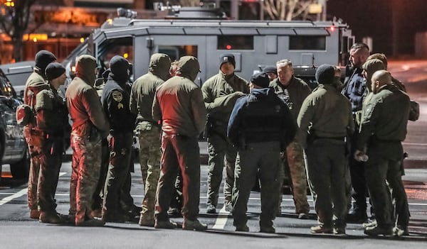 February 19, 2021 Johns Creek: A suspect in five Sandy Springs restaurant burglaries was taken into custody Friday morning, Feb. 19, 2021 after SWAT officers surrounded him on the roof of a LongHorn Steakhouse in Johns Creek. The standoff ended peacefully about 6 a.m., four hours after a tripped burglary alarm took the first officers to the Medlock Bridge Road restaurant. Johns Creek police believe the suspect was attempting a sixth burglary when he was confronted by the officers and hid on the roof, Sgt. Tyler Seymour said. He was later identified as 28-year-old Jah’msid Nieem Ci’heed Johnson of Conyers. “My understanding is the individual was using power tools inside we believe, obviously, to try to access some type of safe or item inside the management office,” Seymor told The Atlanta Journal-Constitution from the scene Friday morning. Johns Creek police arrived at the steakhouse about 2 a.m. after being contacted by a security company. They determined someone had forced their way inside after spotting a broken door, Seymour said. “Upon approaching the broken door, they did realize the suspect was trying to exit out of the other side of the business, at which point the subject retreated back inside,” he said. Seymour said the man used a ladder to climb onto the roof of a storage area behind the restaurant, where he was eventually taken into custody by the North Metro SWAT Team. Johnson was taken to a hospital to be checked for any injury due to frigid weather conditions, Seymour said. Temperatures dipped into the 30s early Friday. Earlier this week, police in Sandy Springs asked for the public’s help to identify a “serial burglar” responsible for several restaurant break-ins reported early Saturday morning. In each case, the burglar smashed a front door and took money once inside, according to police. A similar method was used to break into the LongHorn, Seymour confirmed. After interviewing the man Friday morning, Sandy Springs detectives annou