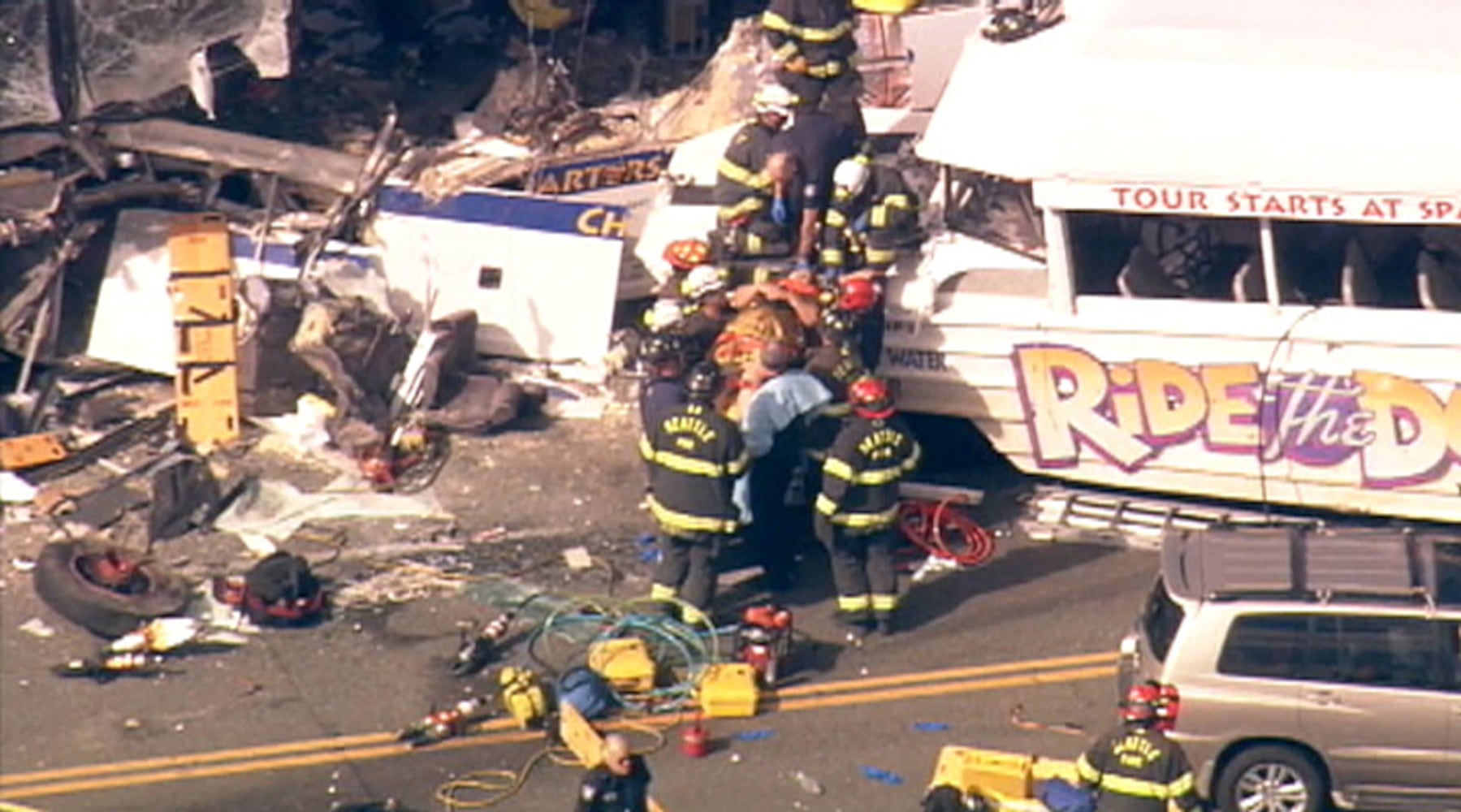 4 dead in crash between Duck vehicle, bus