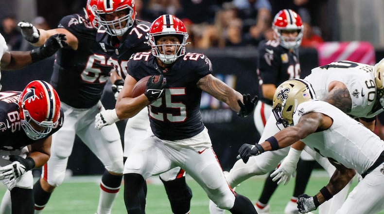 Atlanta Falcons running back Tyler Allgeier (25) carries the ballduring the second half of an NFL football game against the New Orleans Saints on Sunday, Sept. 29, at Mercedes-Benz Stadium in Atlanta.
(Miguel Martinez/ AJC)
