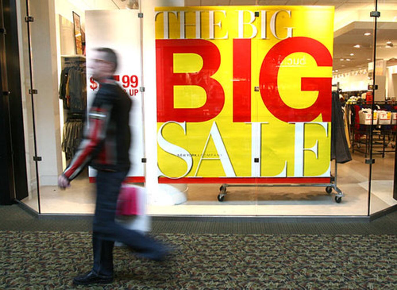 Last-minute shoppers search for deals