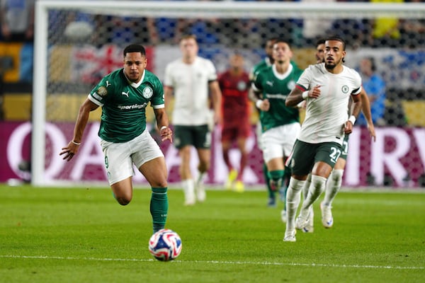 Palmeiras' Vitor Roque breaks away during the Club World Cup quarterfinal soccer match between Palmeiras and Chelsea in Philadelphia, Friday, July 4, 2025. (AP Photo/Derik Hamilton)