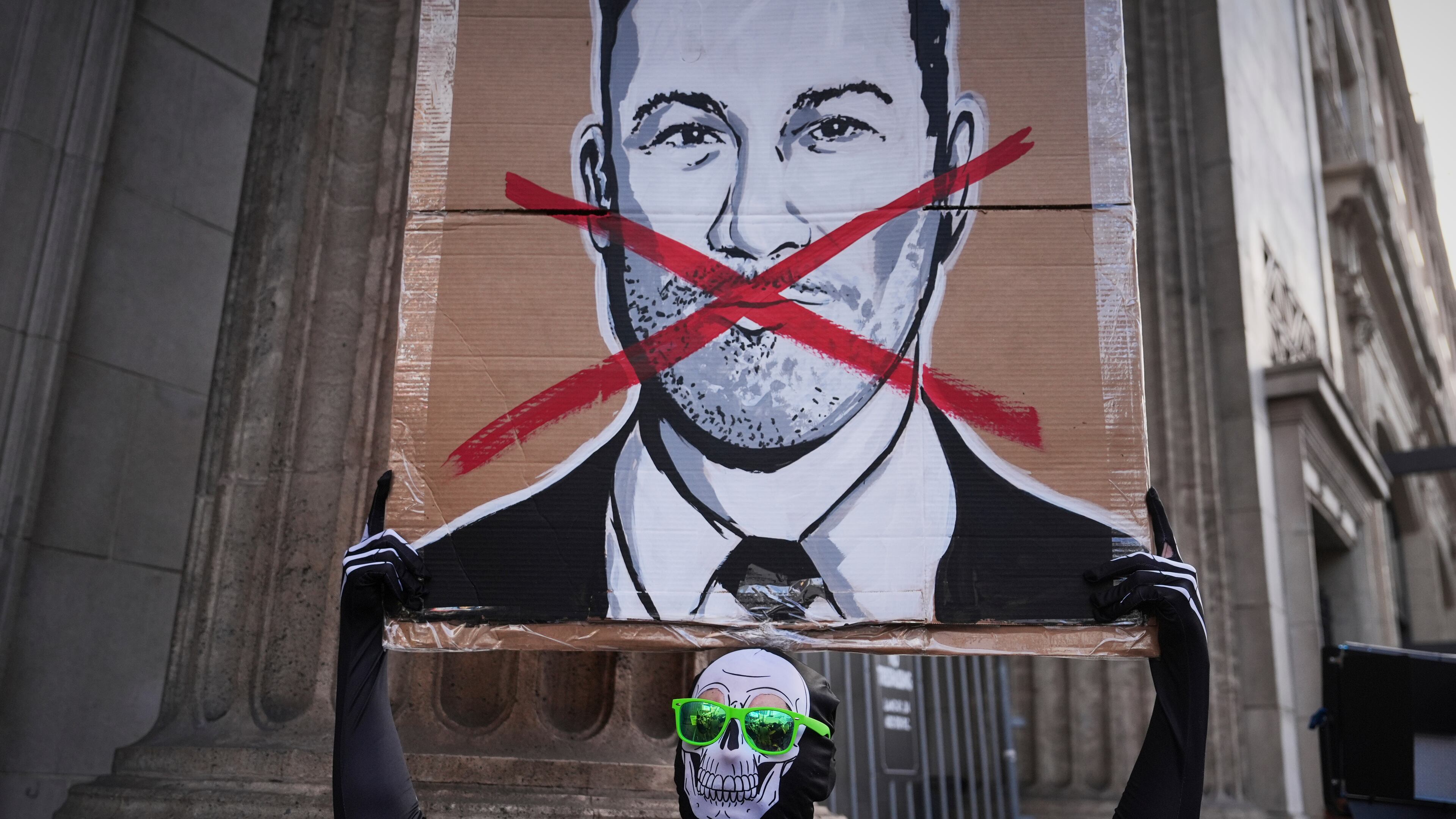 Asher Rogers holds an image of Jimmy Kimmel outside El Capitan Entertainment Centre, where the late-night show "Jimmy Kimmel Live!" is staged on Thursday, Sept. 18, 2025, in Los Angeles. (AP Photo/Jae C. Hong)