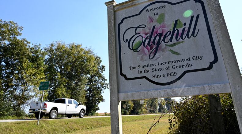 A sign welcomes people to Edgehill, the smallest incorporated city in Georgia. There are only 12 occupied homes in the city. (Hyosub Shin / Hyosub.Shin@ajc.com)