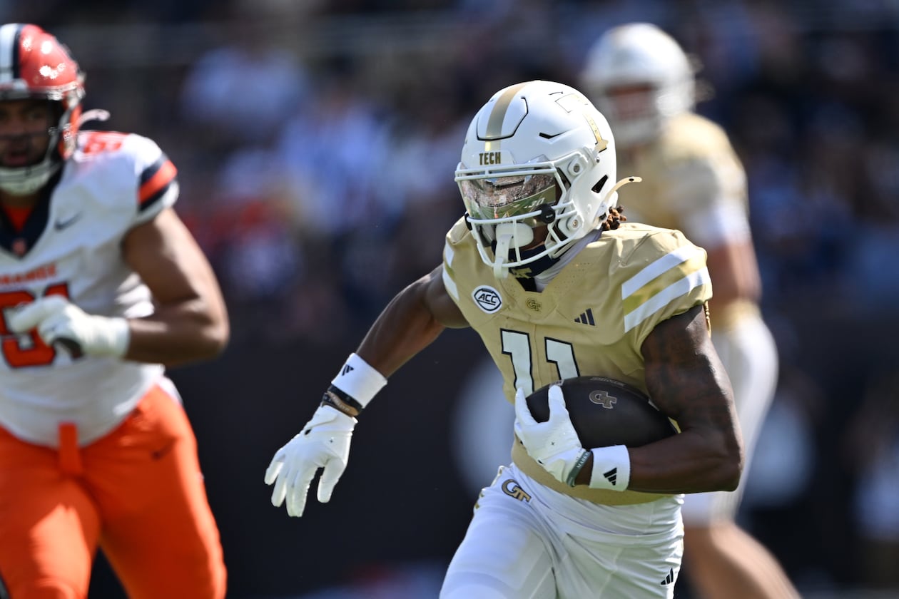 Georgia Tech wide receiver Dean Patterson (center) runs for a touchdown during the second half of an NCAA football game at Bobby Dodd Stadium, Saturday, Oct. 25, 2025 in Atlanta. (Hyosub Shin/AJC)