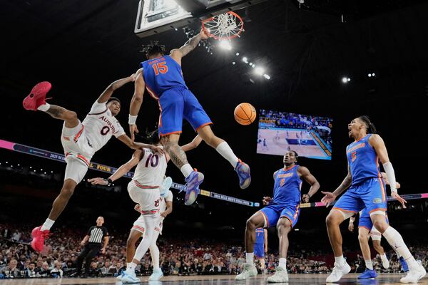 Florida's Alijah Martin (15) dunks the ball as Auburn's Tahaad Pettiford (0) defends during the second half in the national semifinals at the Final Four of the NCAA college basketball tournament, Saturday, April 5, 2025, in San Antonio. (AP Photo/Eric Gay)