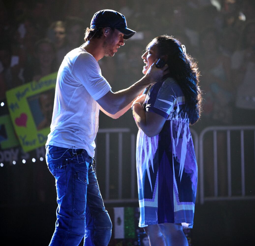 Iglesias serenades a lucky fan during "Hero."