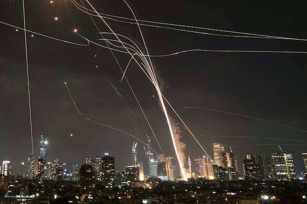 ALTERNATIVE CROP OF XEM124.- A projectile hit buildings as Israeli Iron Dome air defense system fires to intercept missiles over Tel Aviv, Israel, Friday, June 13, 2025. (AP Photo/Leo Correa)