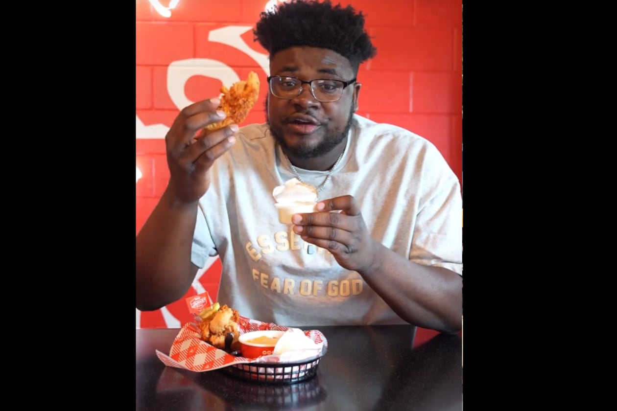 Marquay Collins reviews Hattie B's in Atlanta in a video posted on Nov. 10, 2025. (marquaythegoat/TikTok)