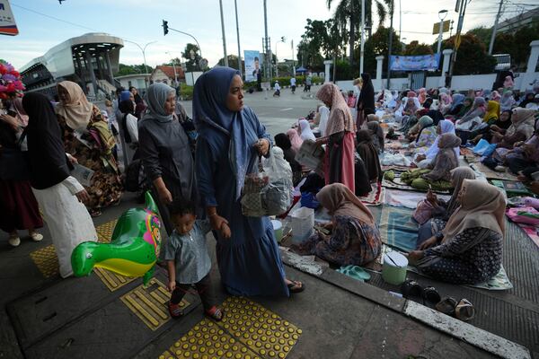 Muslims gather for Eid al-Fitr prayer marking the end of the holy fasting month of Ramadan on a street in Jakarta, Indonesia, Monday, March 31, 2025. (AP Photo/Achmad Ibrahim)