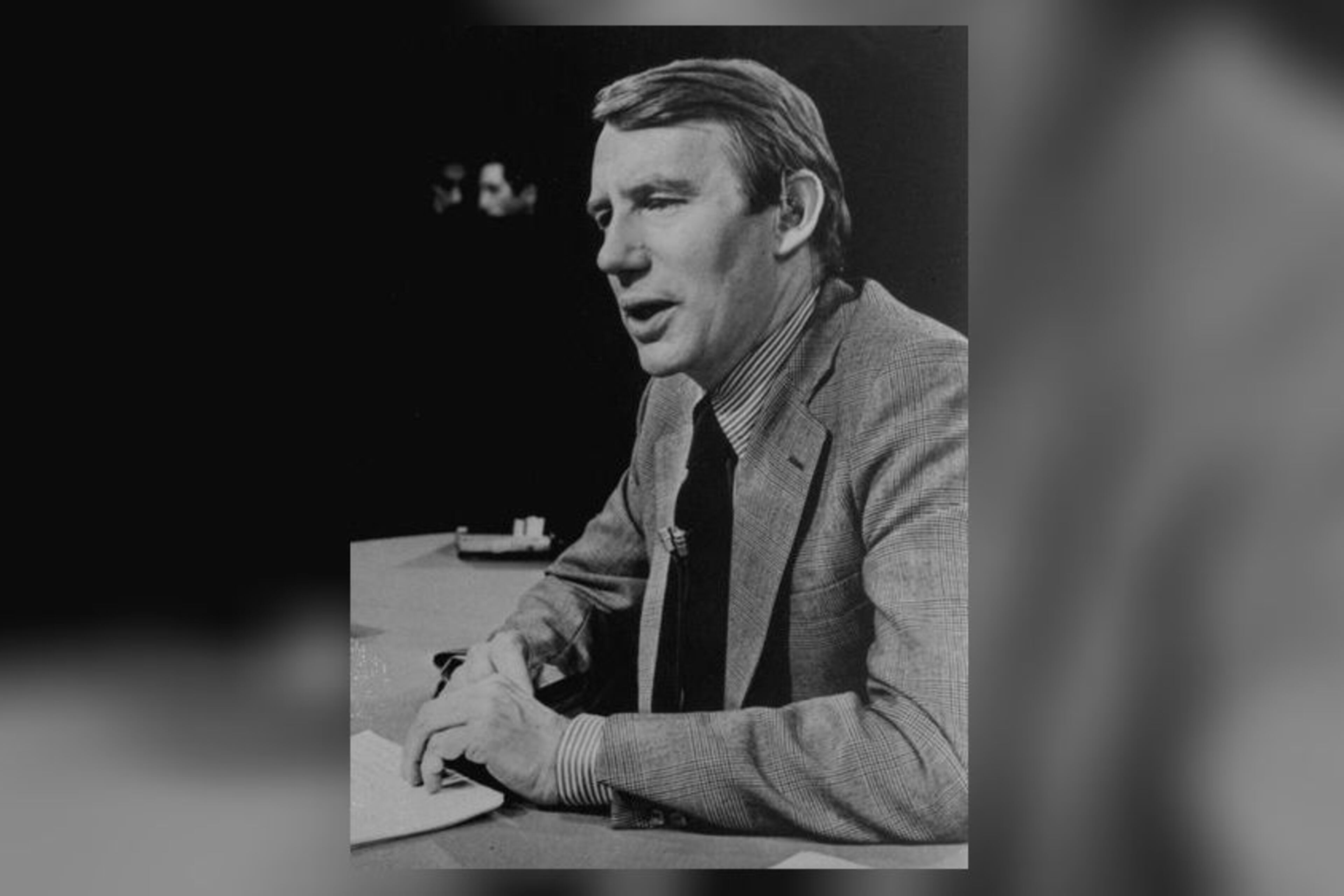 Robert MacNeil created the even-handed, no-frills PBS newscast “The MacNeil-Lehrer NewsHour” in the 1970s and co-anchored the show with his late partner, Jim Lehrer, for two decades. (AP FILE 1978)