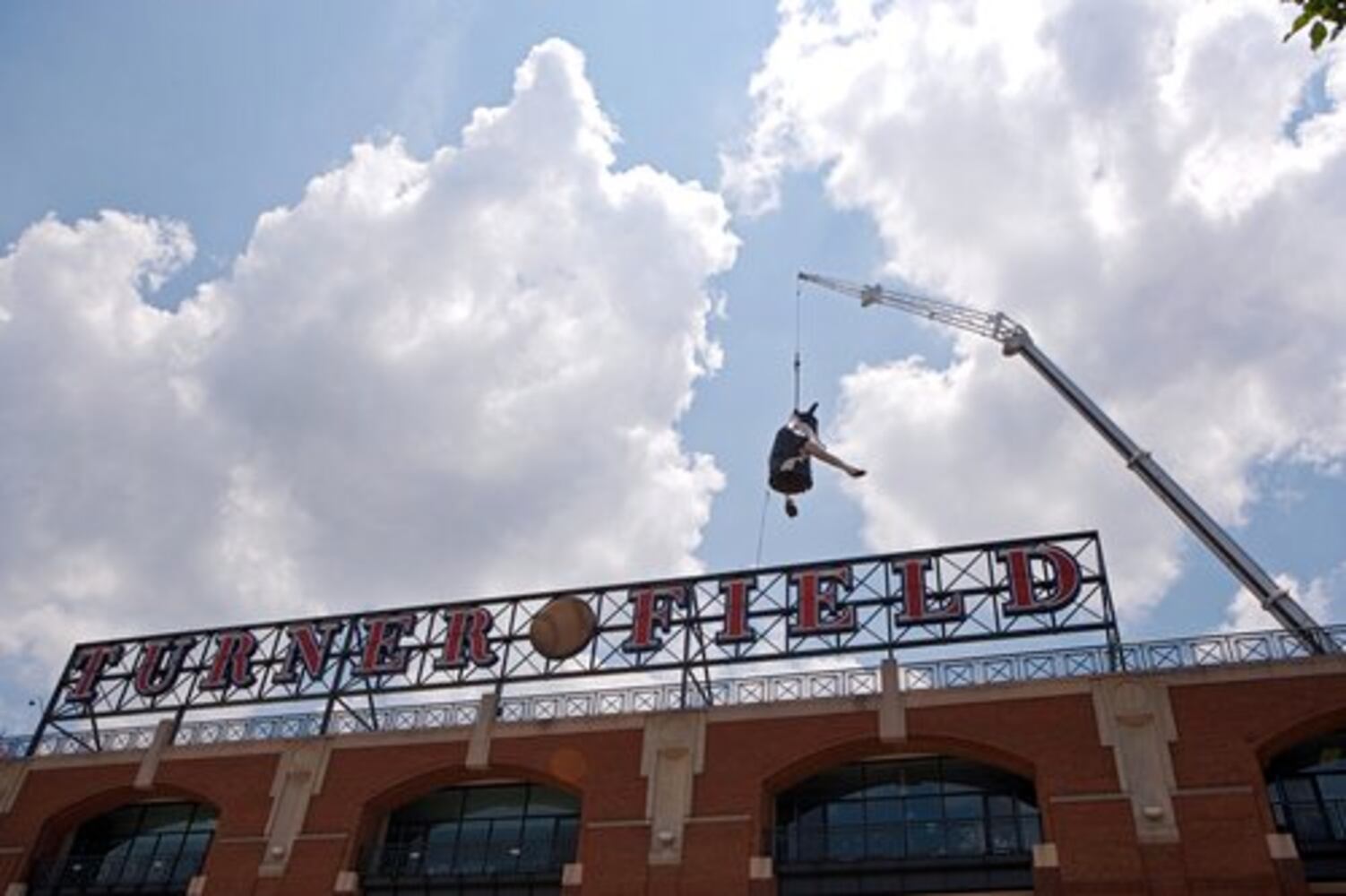 Turner Field cow does tomahawk chop!