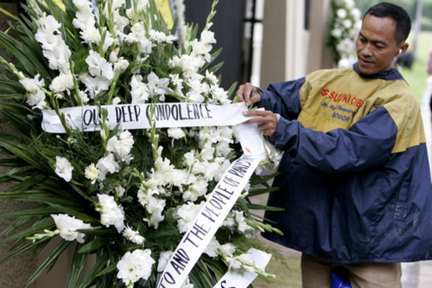 Pakistan mourns, buries Bhutto