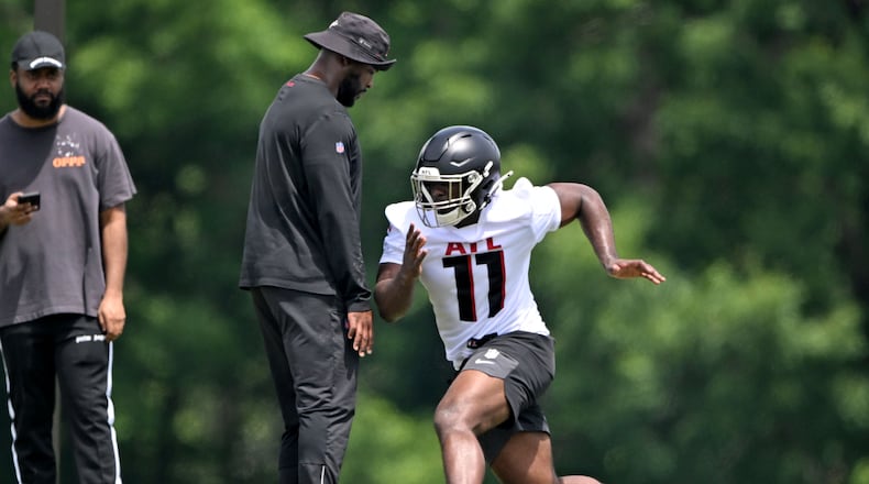 Falcons edge rusher Jalon Walker runs a drill during the team's rookie minicamp on Friday in Flowery Branch. (Hyosub Shin/AJC)