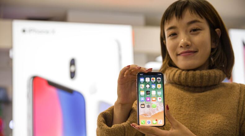 Some new iPhoneX  products are "freezing" when the temperature drops, according to some customers.