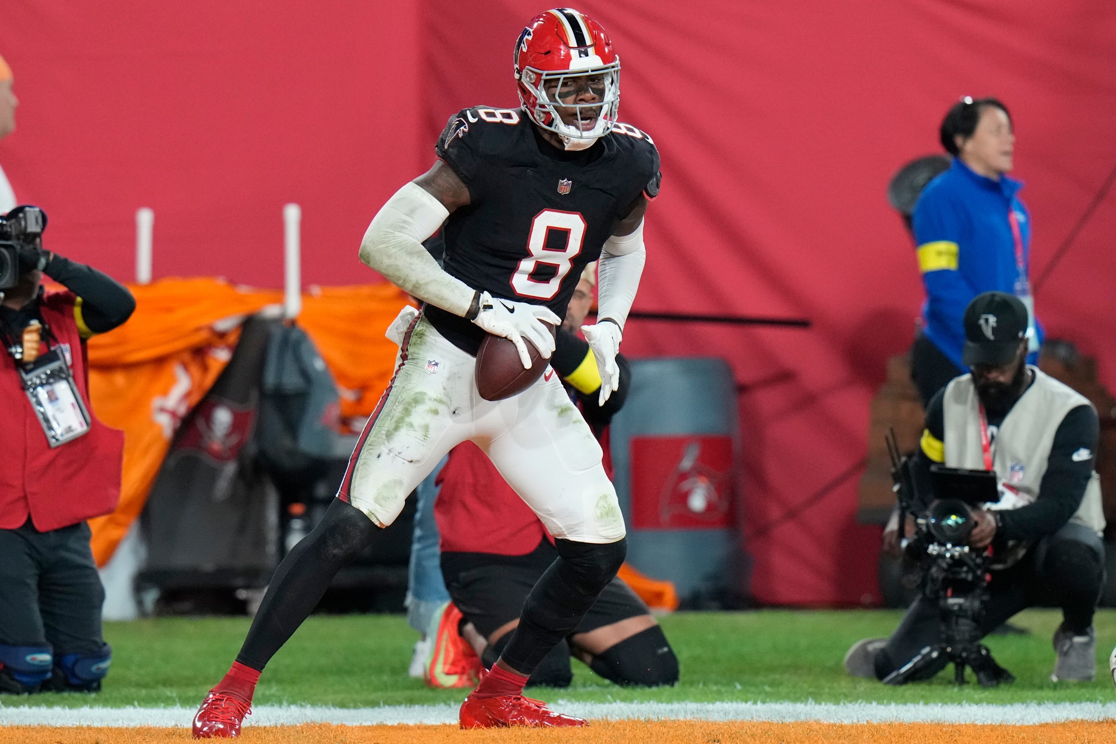 Atlanta Falcons tight end Kyle Pitts Sr. (8) scores a touchdown against the Tampa Bay Buccaneers during the first half of an NFL football game, Thursday, Dec. 11, 2025, in Tampa, Fla. (AP Photo/Chris O'Meara)