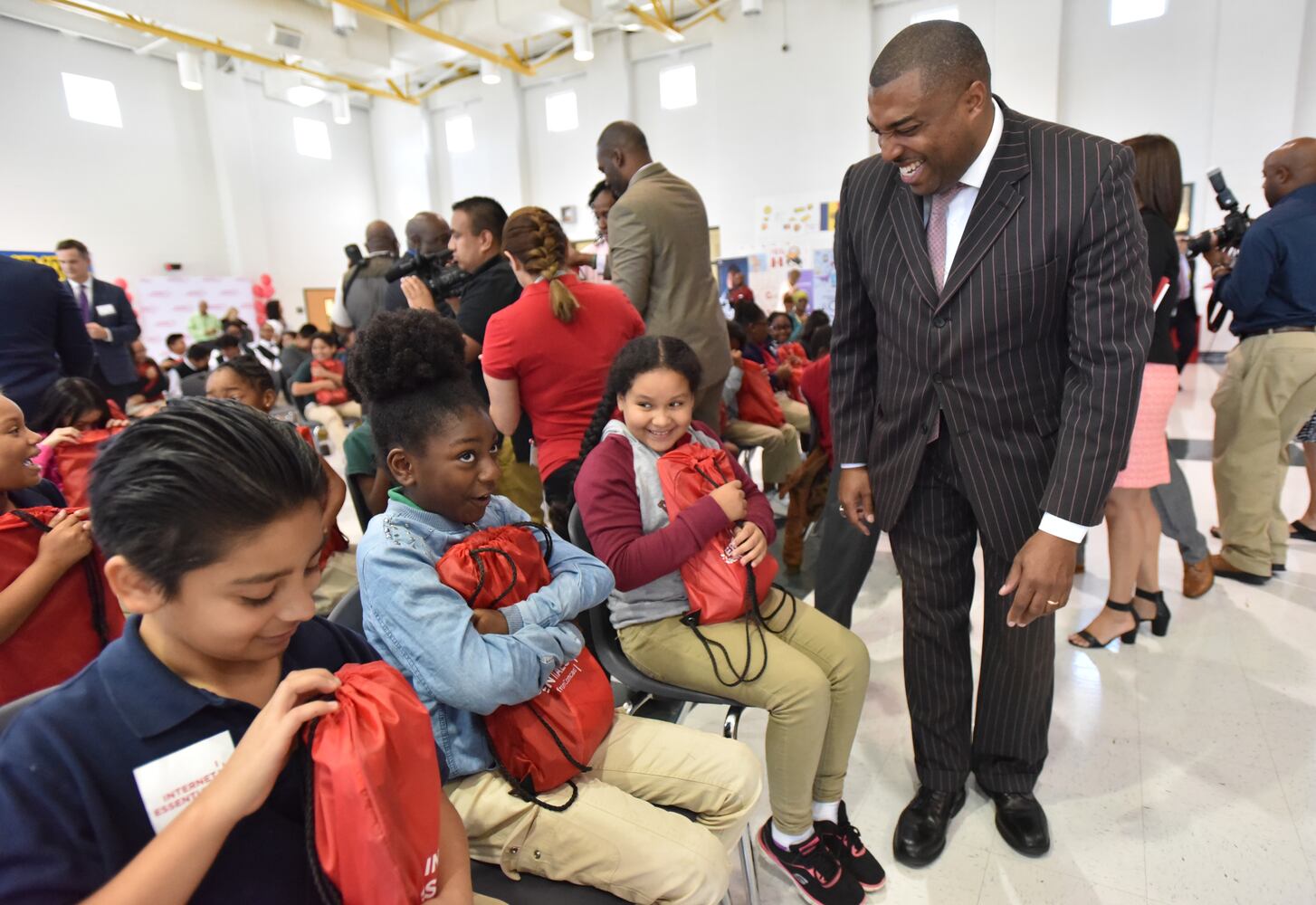 Comcast gives Clayton County students free computers
