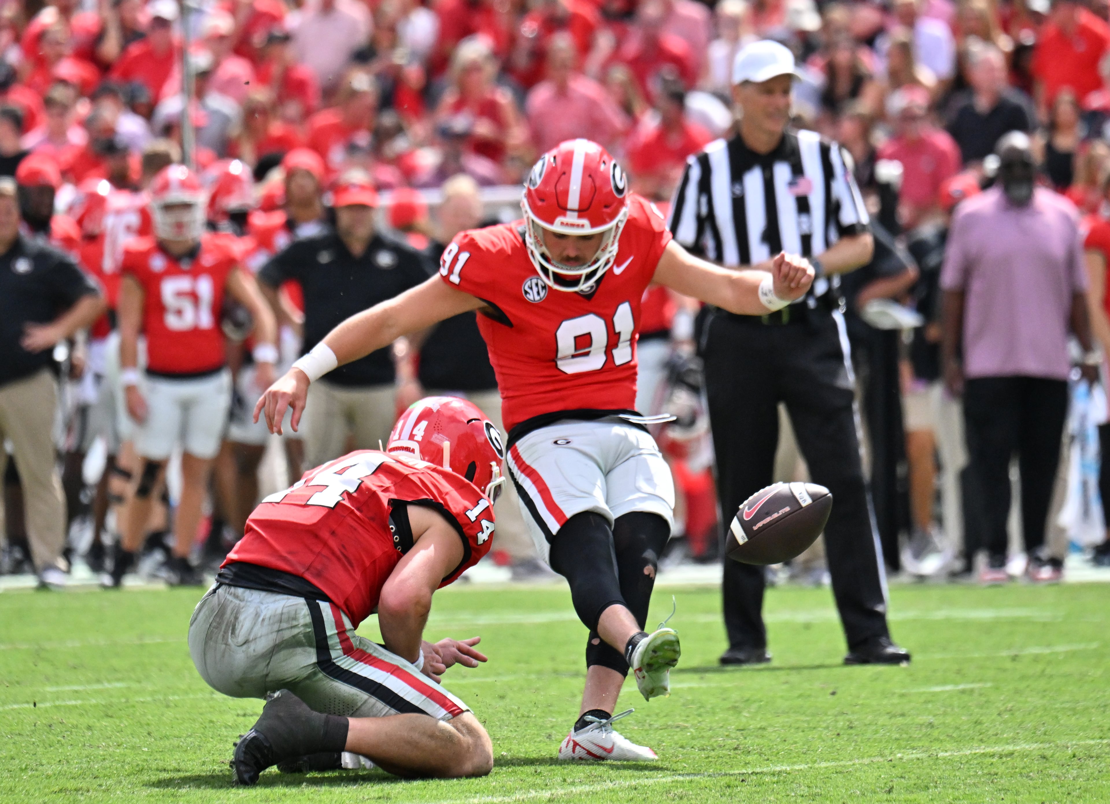 Georgia kicker Peyton Woodring (91) hits a field goal during the second half in a NCAA college football game at Sanford Stadium, Saturday, October 4, 2025, in Athens. Georgia won 35 -14 over Kentucky. (Hyosub Shin / AJC)