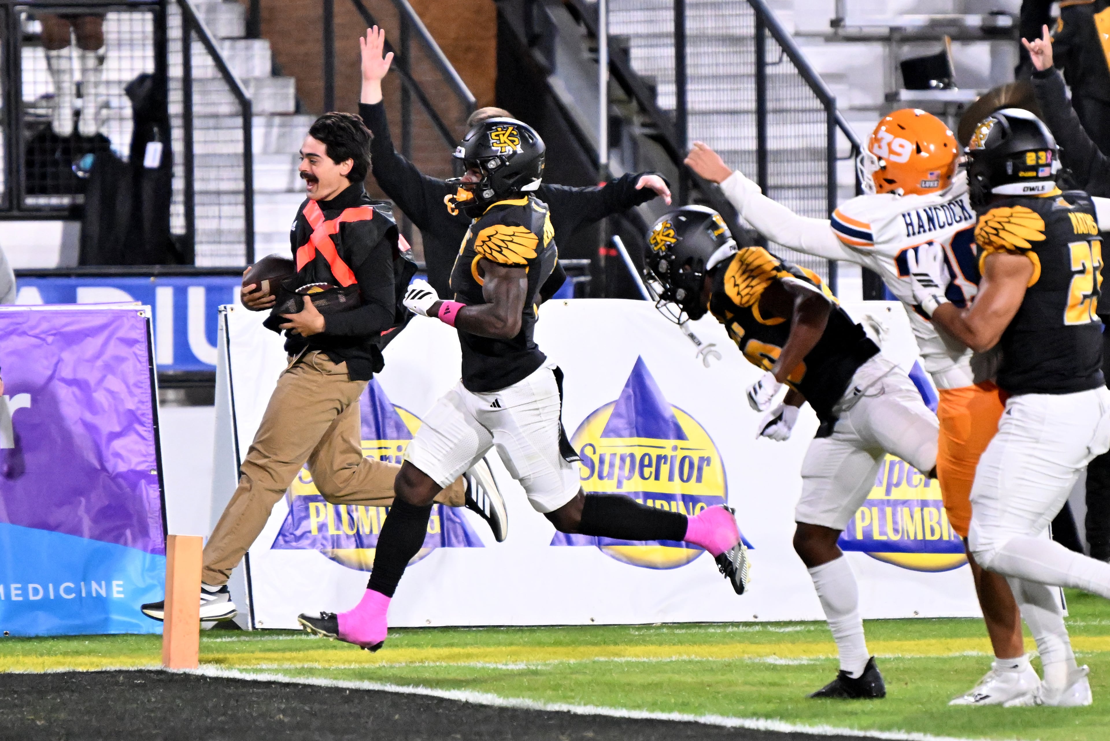 Kennesaw State wide receiver Gabriel Benyard (1) scores a touchdown during the first half in an NCAA college football game at Fifth Third Stadium, Tuesday, October 28, 2025 in Kennesaw. (Hyosub Shin / AJC)