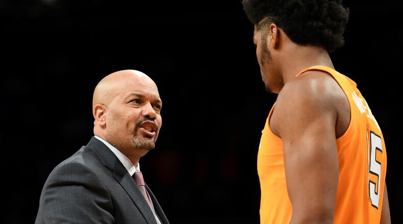 Tennessee Volunteers coach Rob Lanier talks with Derrick Walker during the first half of the game against Kansas Jayhawks at the NIT Season Tip-Off Tournament at Barclays Center on November 23, 2018 in the Brooklyn borough of New York City. (Photo by Sarah Stier/Getty Images)