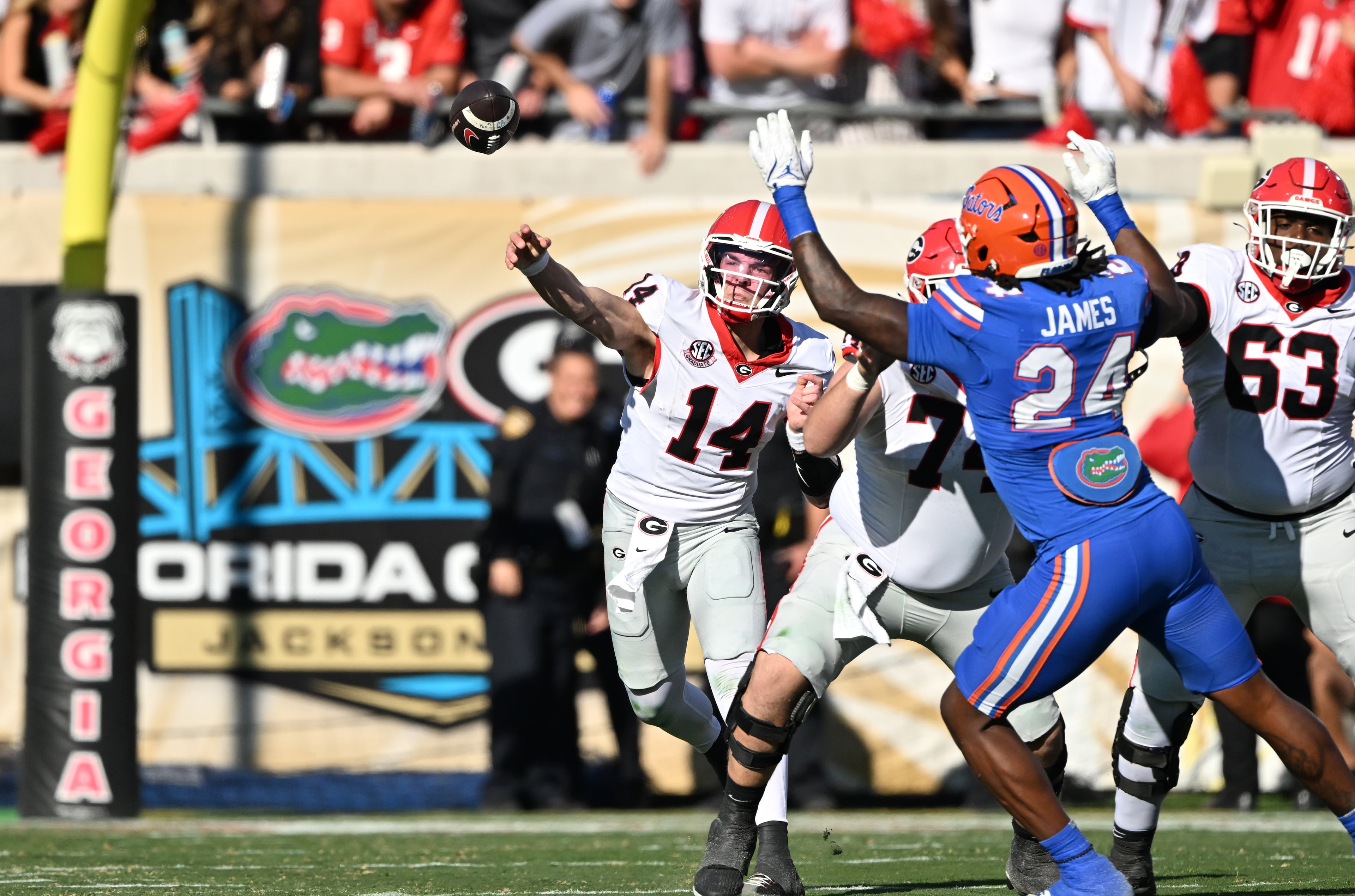 Georgia quarterback Gunner Stockton (14) gets off a pass during the first half in an NCAA football game, Saturday, November 1, 2025, Jacksonville, Fla. (Hyosub Shin / AJC)