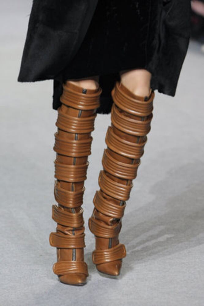 Kanye West unveils fashion line in Paris