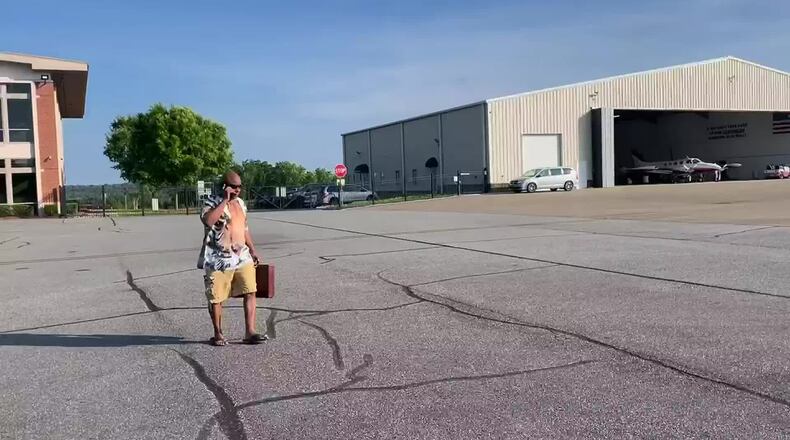 RAW VIDEO: Victor Hill boards private jet to head to federal prison