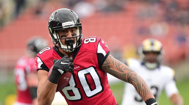 Falcons tight end Levine Toilolo runs after his catch during the first quarter against the Rams at Los Angeles Memorial Coliseum on Dec. 11, 2016. (Photo by Harry How/Getty Images)
