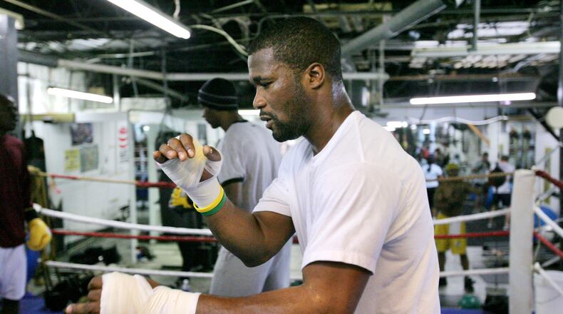051209 - ATLANTA, GA. - Boxer O'Neil Bell sparring as he prepares for an upcoming cruiser weight championship match. This was in Atlanta Art of Boxing earlier today, 12/9/05. he's sparring with Donell (cq) Pitts. (LOUIE FAVORITE / STAFF)