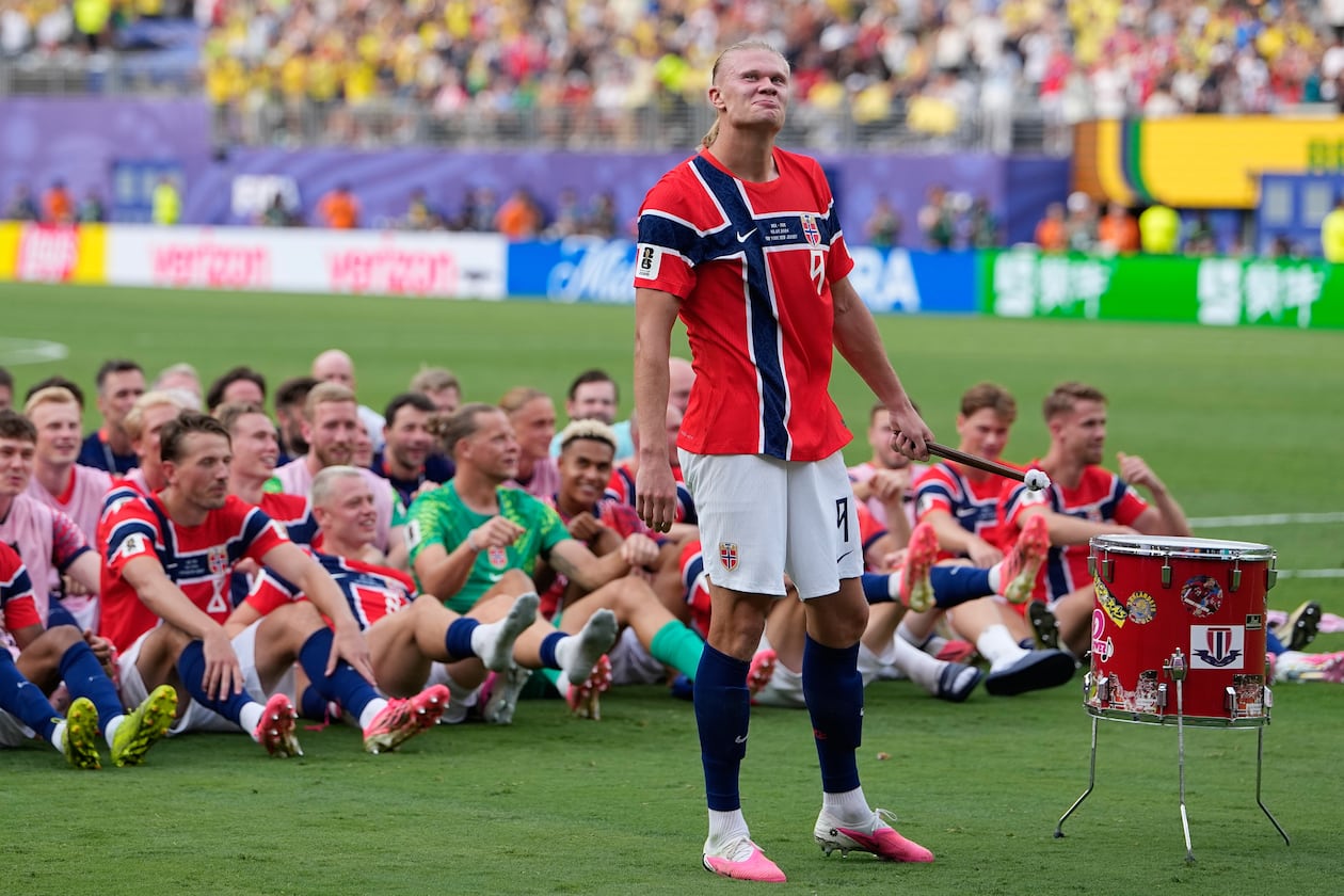 Norway's Erling Haaland (9) leads the team as they participate in a viking boat row after the World Cup round of 16 soccer match between Brazil and Norway in East Rutherford, N.J., near New York, Sunday, July 5, 2026. (AP Photo/Frank Franklin II)