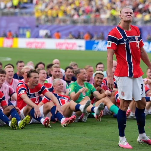 Norway's Erling Haaland (9) leads the team as they participate in a viking boat row after the World Cup round of 16 soccer match between Brazil and Norway in East Rutherford, N.J., near New York, Sunday, July 5, 2026. (AP Photo/Frank Franklin II)