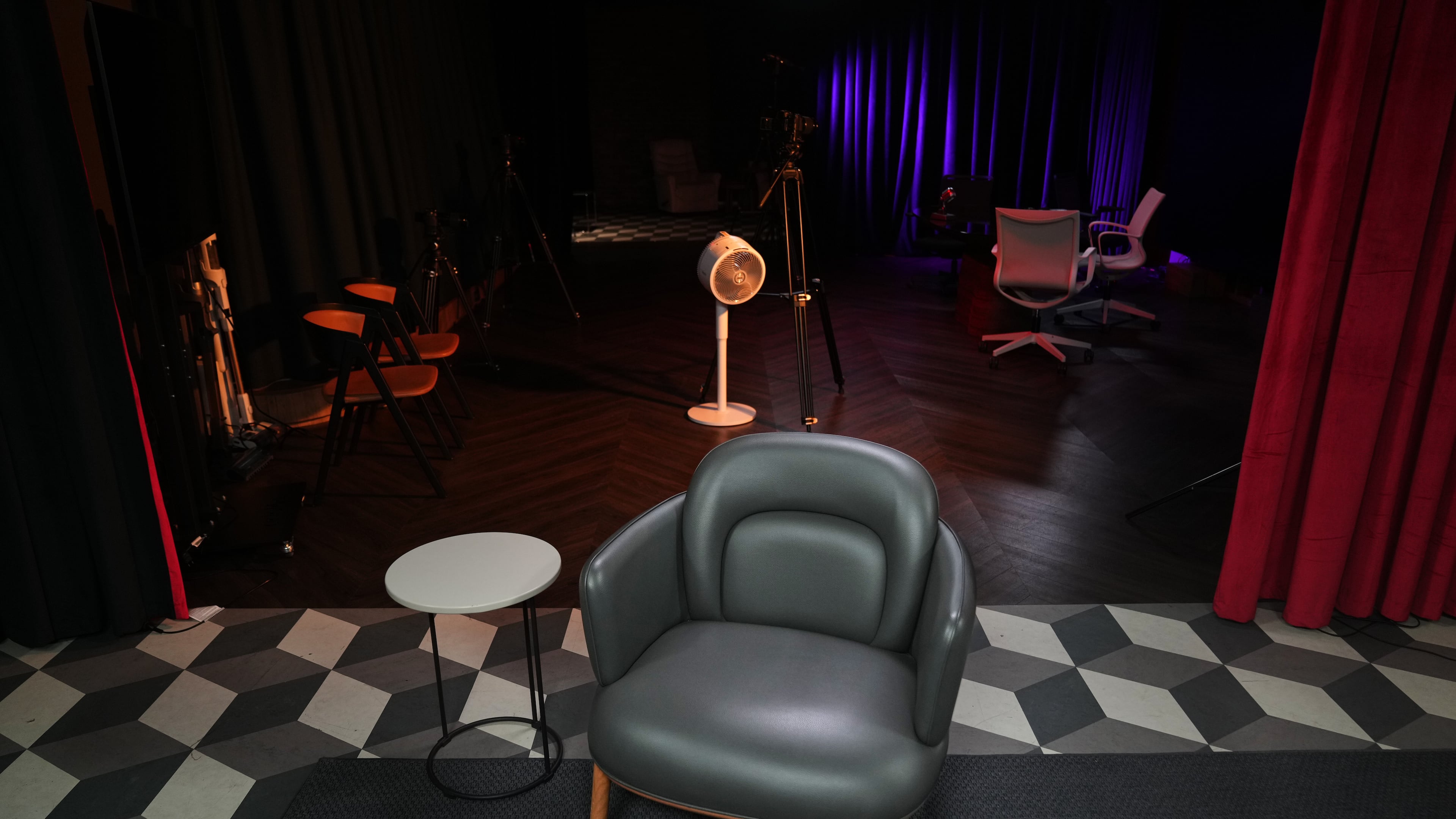 An empty chair takes center stage at a TV studio set where imprisoned Turkish journalist Fatih Altayli continues to deliver news on his YouTube show through letters read by his assistant, in Istanbul, Wednesday, Oct. 1, 2025. (AP Photo/Francisco Seco)