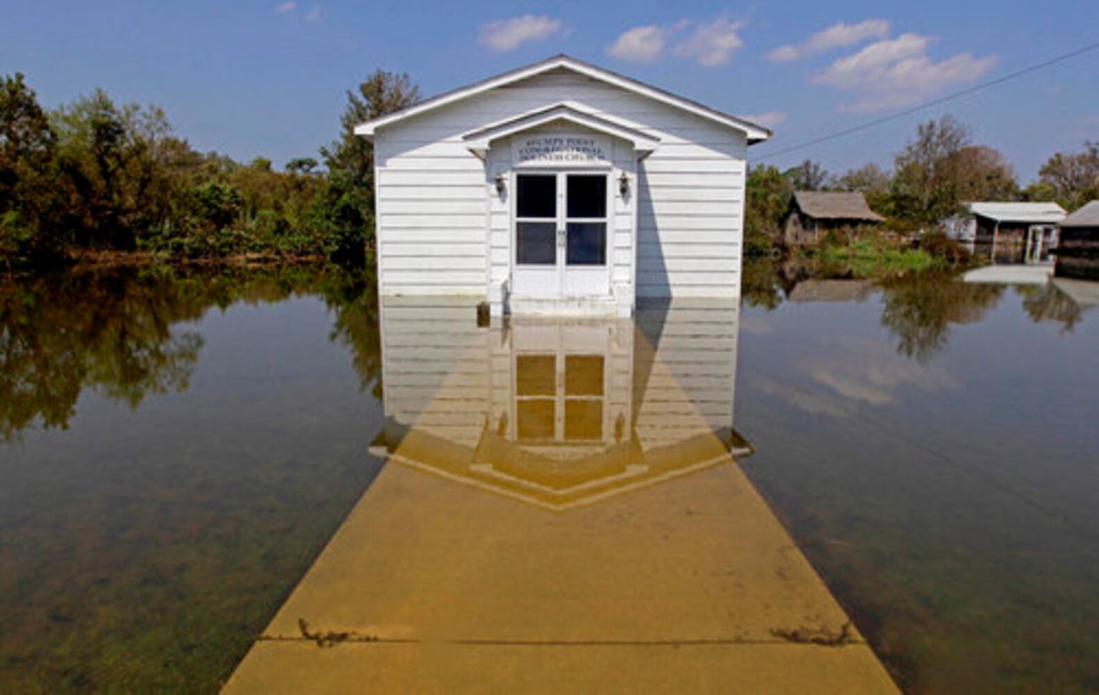 Hurricane Irene pounds North Carolina