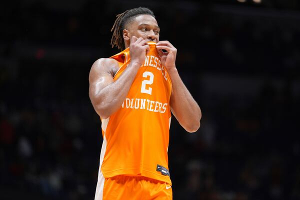 Tennessee's Chaz Lanier (2) reacts in the final minutes of a loss to Houston in the Elite Eight round of the NCAA college basketball tournament Sunday, March 30, 2025, in Indianapolis. (AP Photo/Michael Conroy)